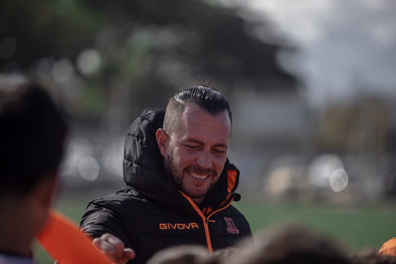 אביב בשיחה עם שחקן באימון